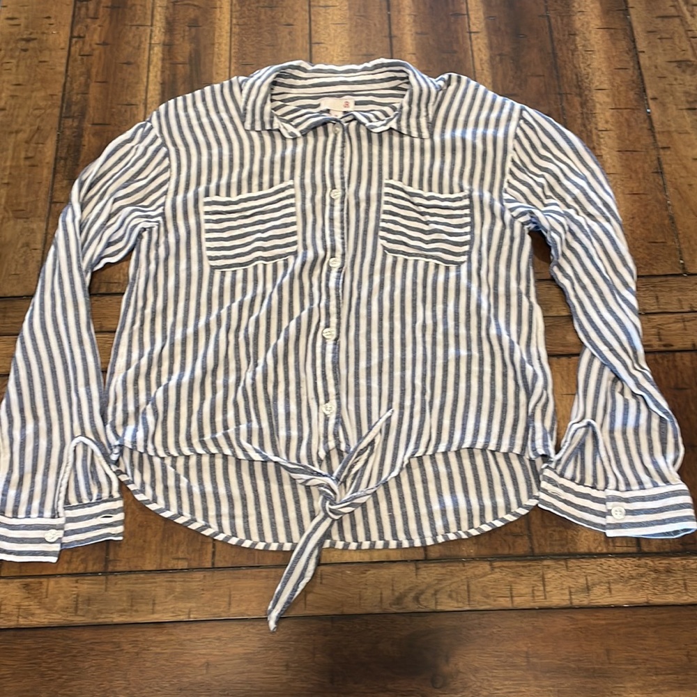 3/$15🔴 SO Long Sleeve button up blue and white striped blouse size medium